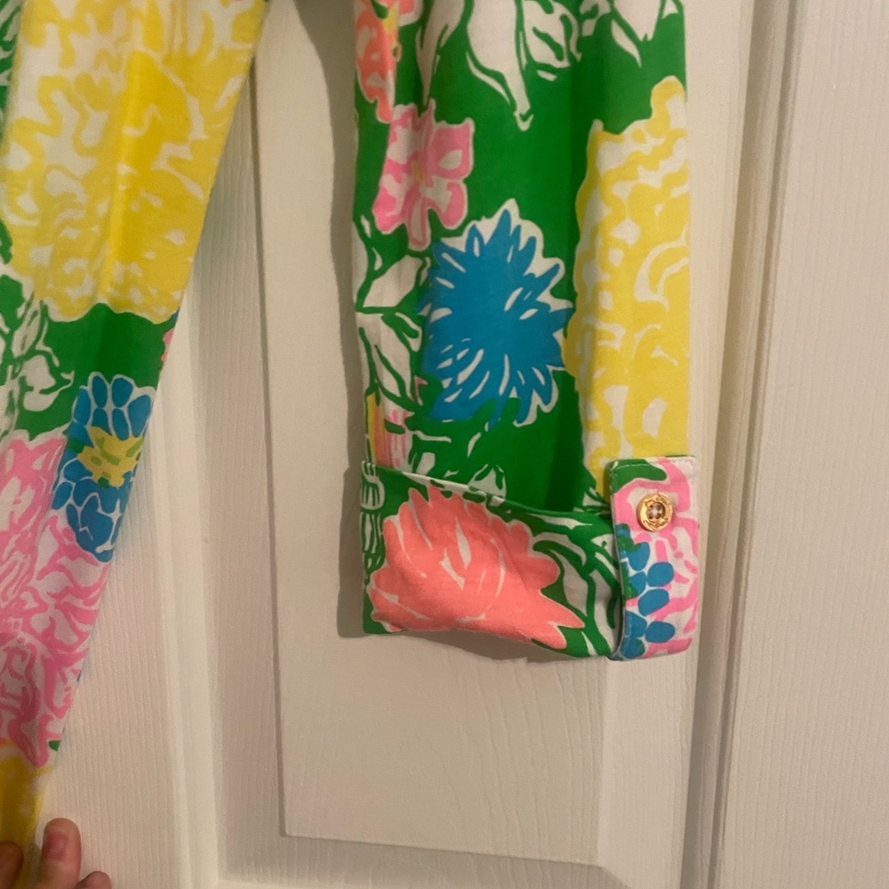 Lilly Pulitzer Roll Sleeve Medium - Picture 5 of 6